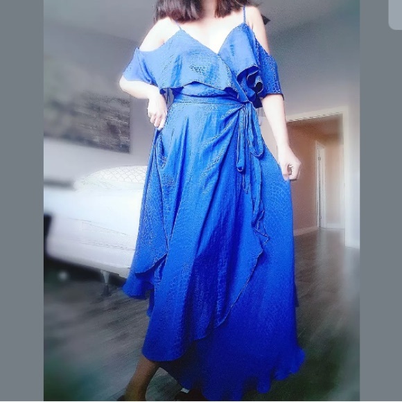 Jennifer Lopez Dresses & Skirts - Jennifer Lopez Blue Cold Shoulder wrap dress